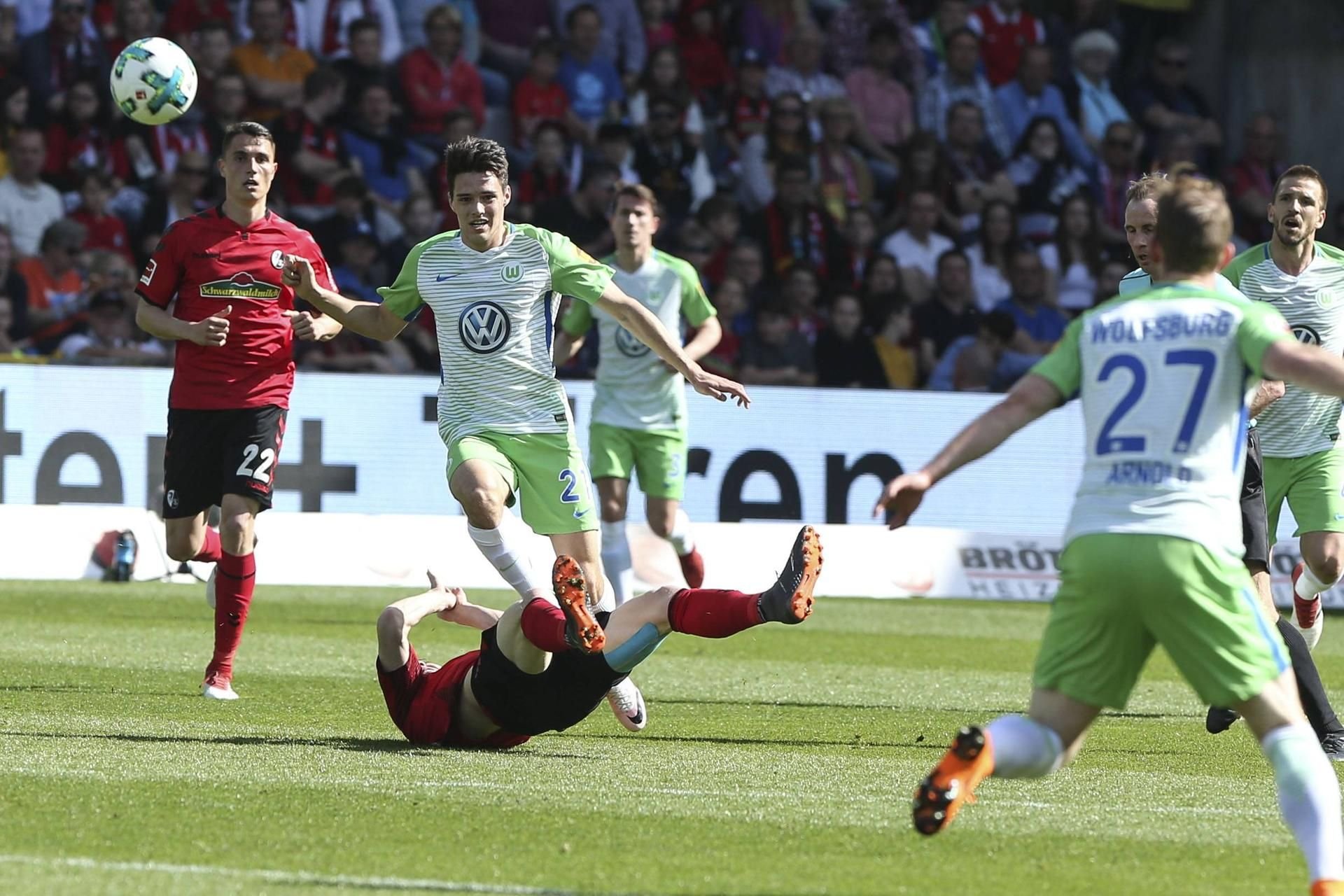 Der VfL Wolfsburg kämpft gegen Holstein Kiel für den Klassenerhalt in der Bundesliga.