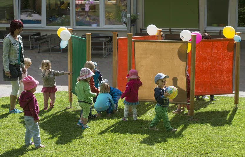 Die Kinder der DRK-Kinderkrippe „Mini und Maxi“ in der Süderstadt haben ein wetterfestes Tücherlabyrinth erhalten.