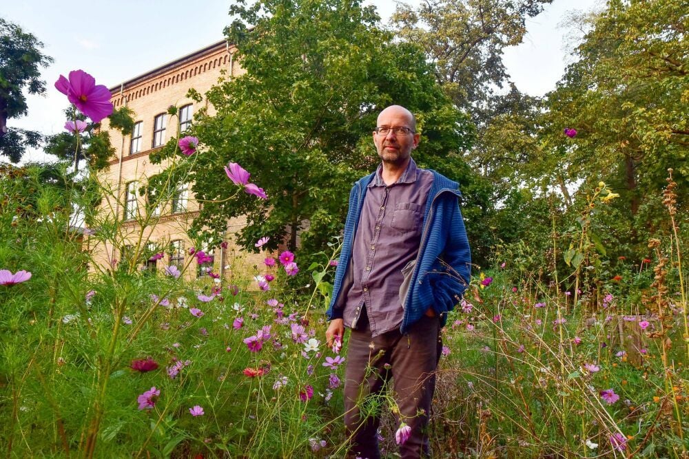 Benjamin Kerwien im Garten des Vor-Ort-Hauses.