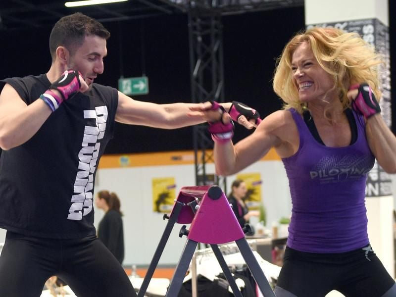 Hauen und stretchen: Beim Piloxing werden tänzerische Übungen mit kurzen, eher choreographisch anmutenden Boxeinheiten kombiniert. Foto: Henning Kaiser/dpa-tmn