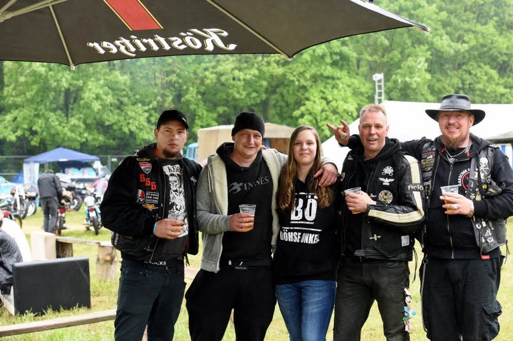 Party: Jens Stadelmann (rechts) aus Hohenmölsen und seine Kumpels ließen sich den Spaß am Zeitzer Bikertreffen auch vom Regen nicht vermiesen. Bier schmecke auch im Zelt oder unter dem Schirm, hieß es. Die Veranstalter sprachen am Ende von etwas mehr als 1 000 Gästen, die Party am Abend sei spitze gewesen.