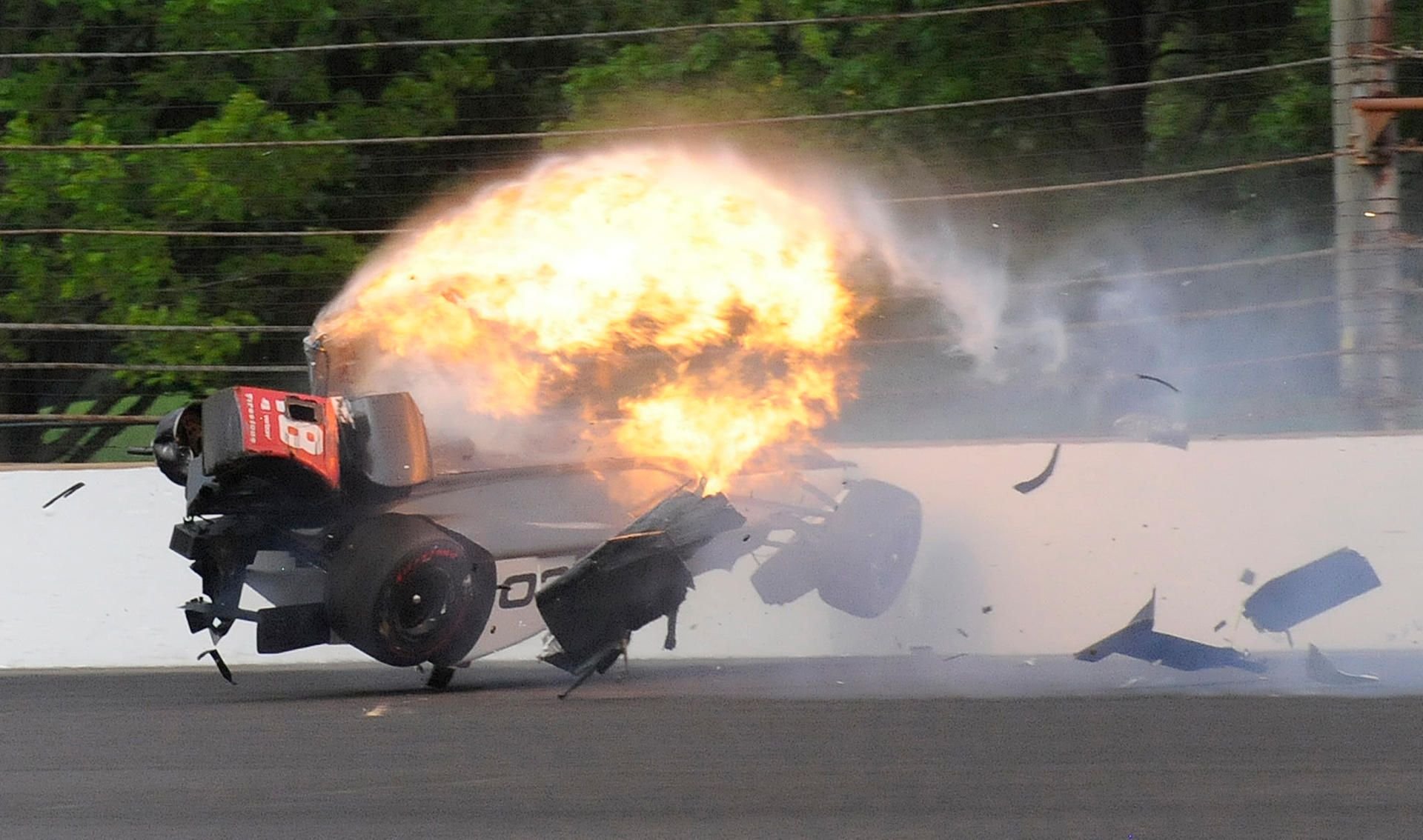 Der Rennwagen von Sebastien Bourdais ging beim Unfall in Indianapolis in Flammen auf.
