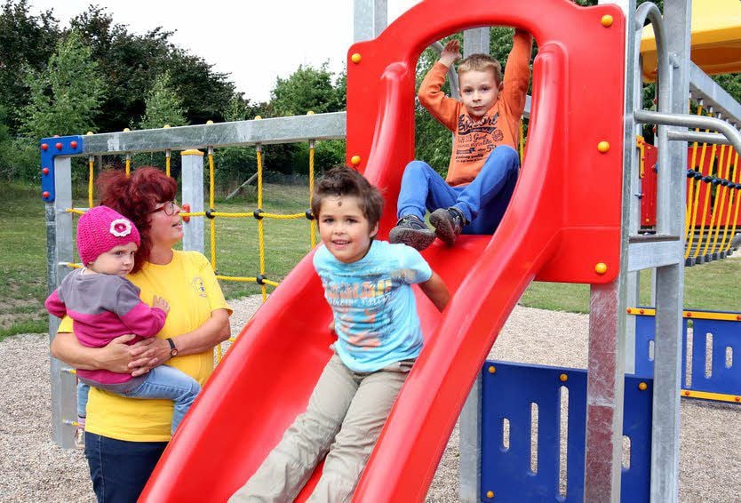 Der neue Kletterturm in Belleben wurde von den Kindern in Besitz genommen.