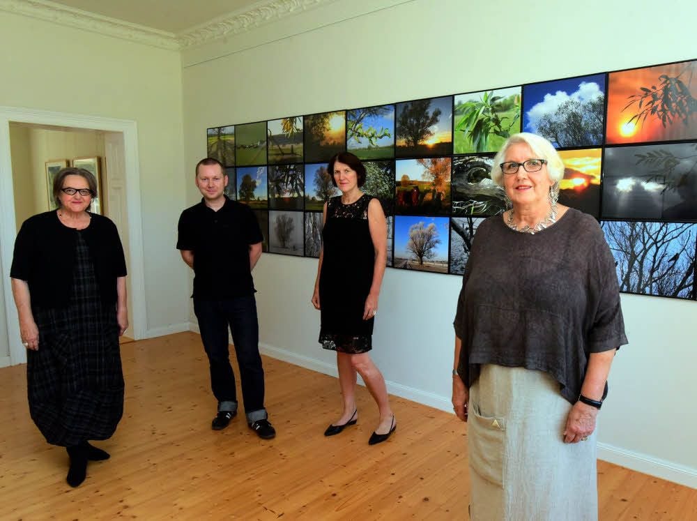 Die Macher der Ausstellung vor der Fotoinstallation: Angelika Flaig, Stan Pete, Christina Simon und Ingelore Lohse (von links).