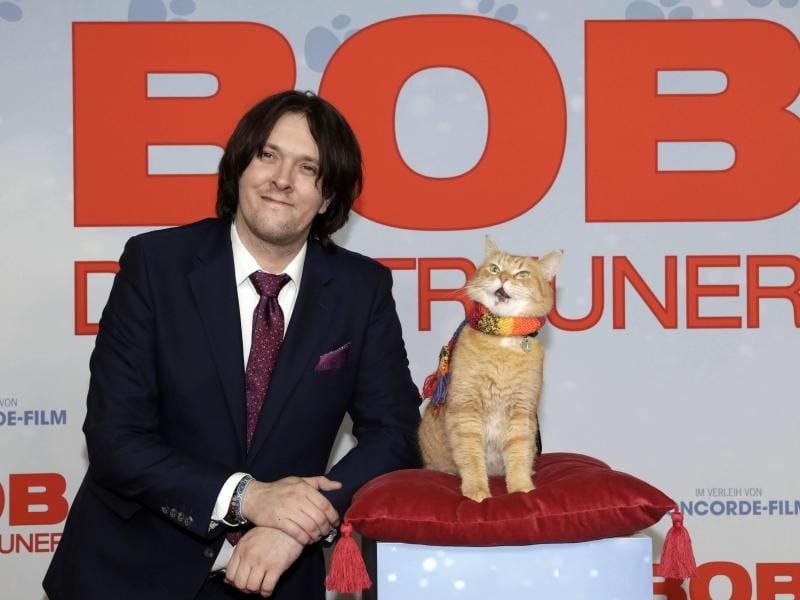 Ein tolles Team: James Bowen und Kater Bob. Foto: Jörg Carstensen/dpa