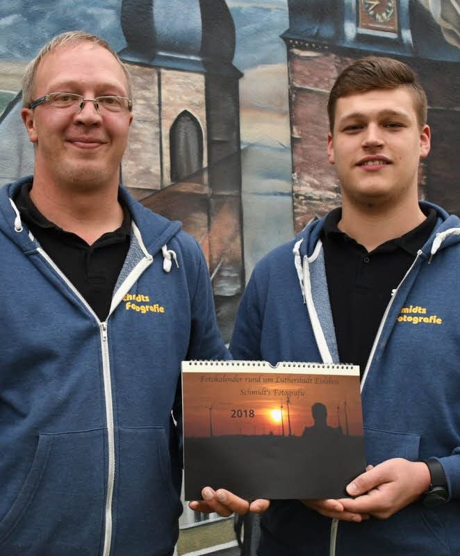 David Schmidt (links) und Maximilian Suck mit dem Kalender.