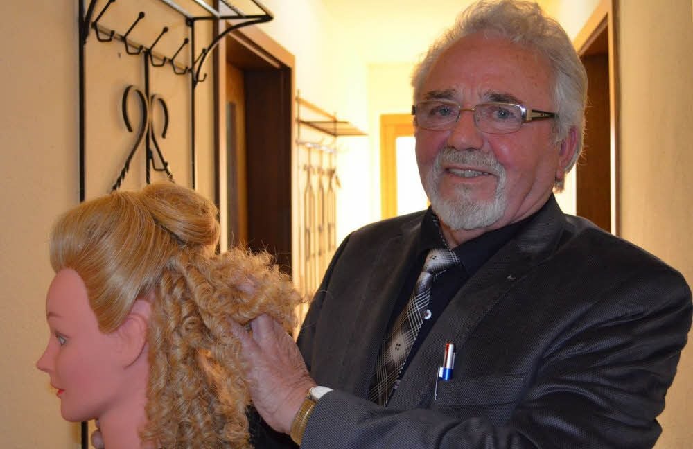 Walter Heineck besitzt eine Sammlung von Frisuren, die in vergangenen Epochen aktuell waren.