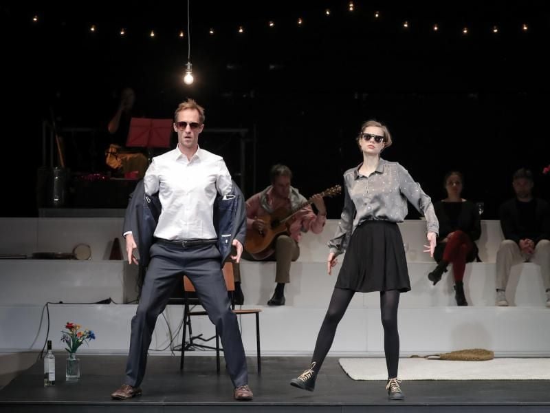 Die Schauspieler (l-r) Stephan Kampwirth, Stephan Schad, Emma Bading, Katharina Wackernagel und Benjamin Sadler. Foto: Christian Charisius