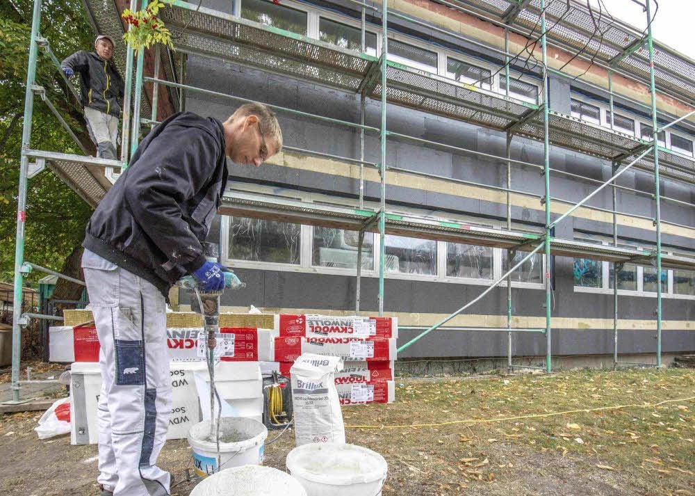 Die Fassade des Kita-Gebäudes erhält eine Wärmedämmung. Marko Weidling von der Firma Nelius aus Hasselfelde bereitet hier die Arbeiten vor.