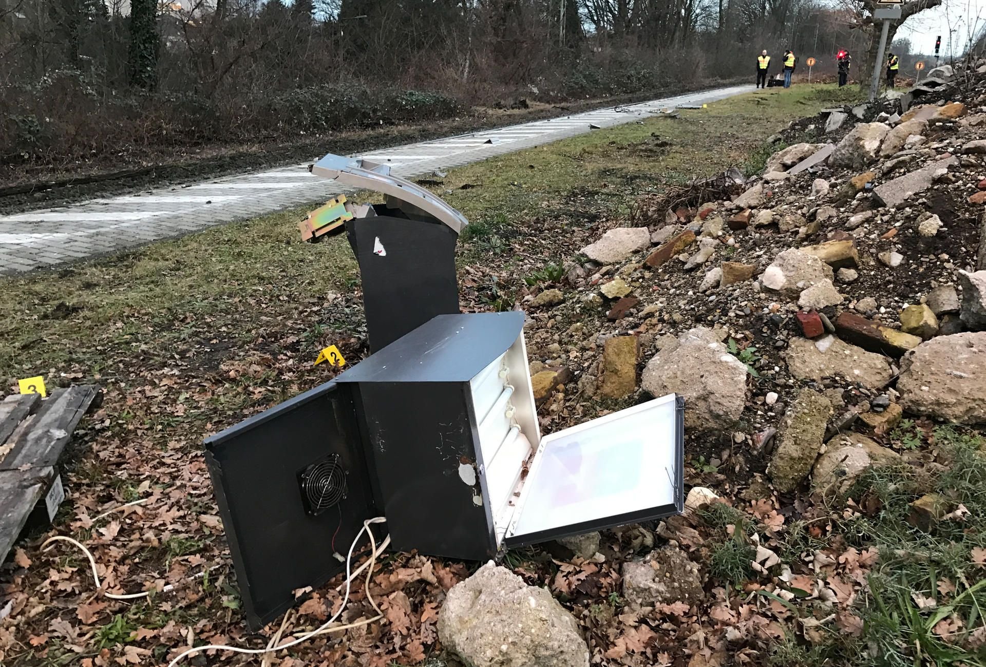 Ein Geldautomat liegt neben der Bahnstrecke in Dinslaken.