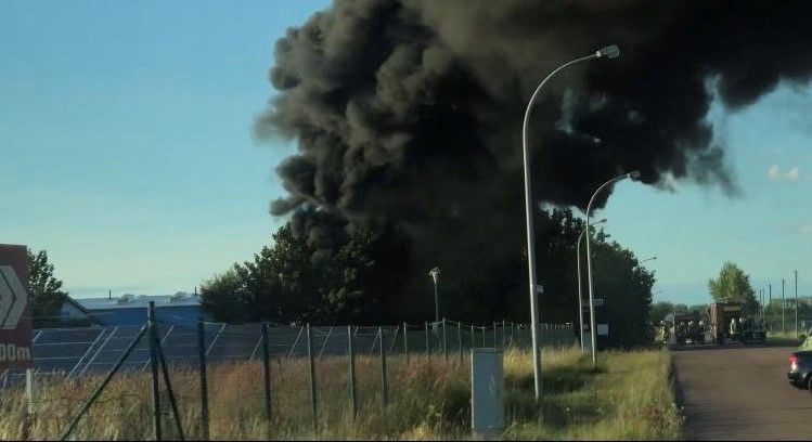 Eine weithin sichtbare, schwarze Rauchsäule steht am Sonntagabend über dem Firmengelände in Oppin.