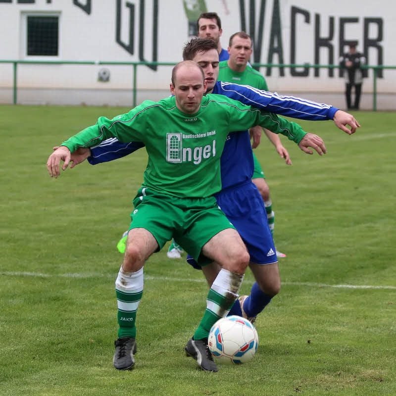 Ziemlich eng ging es im Pokal-Duell zwischen Wacker Wallhausen (grün) und Wacker Rottleberode zu.