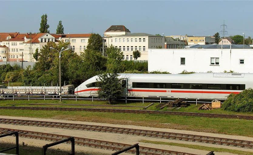 Der ICE 4 wird im MSG-Werk in Ammendorf rangiert.
