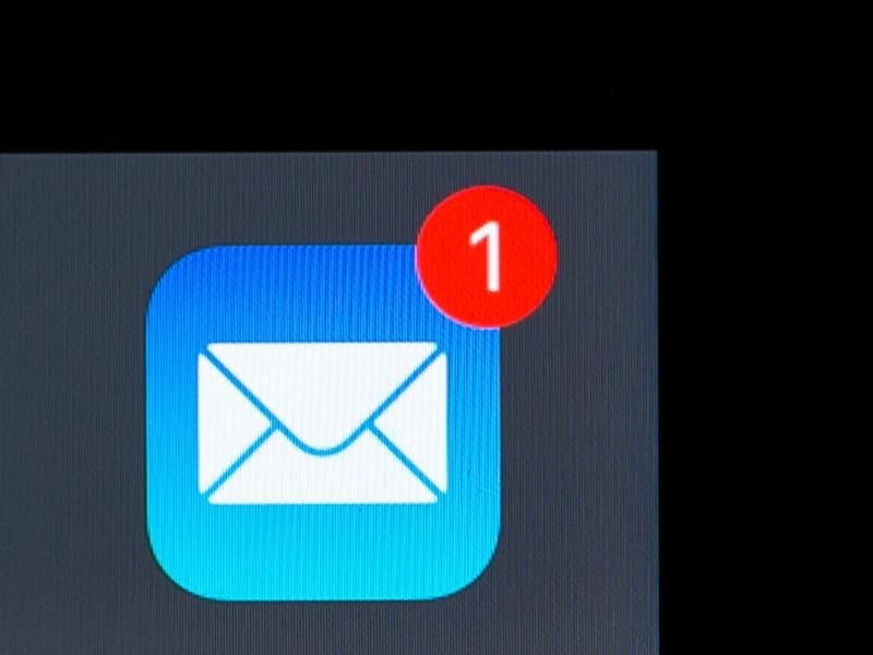 Eine E-Mail-App ist auf einem Bildschirm zu sehen. Foto: Silas Stein/Archiv