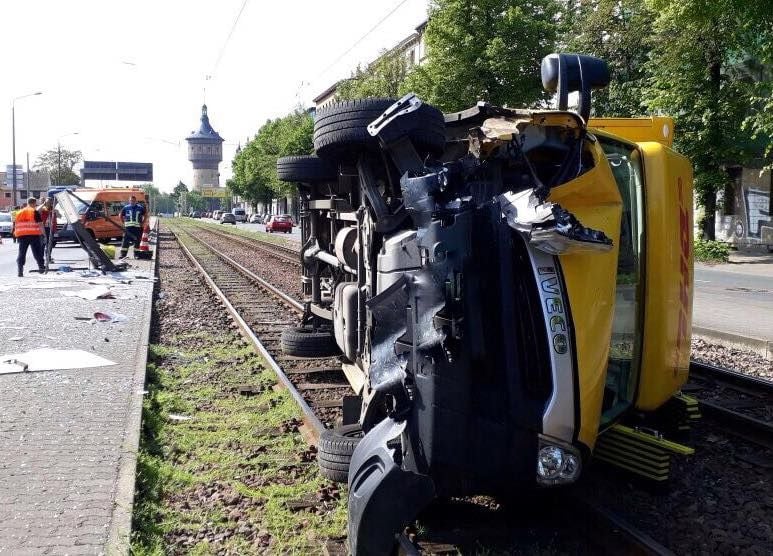 Der Transporter kippte vor dem Dessauer Platz auf die Gleise der Straßenbahn.