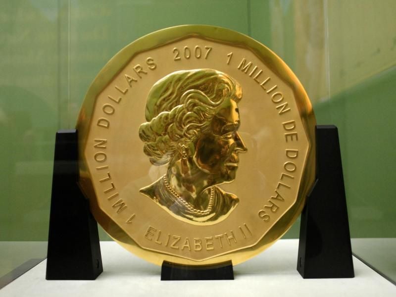 So sah sie aus: Die 100 Kilogramm schwere Goldmünze „Big Maple Leaf” im Bode-Museum in Berlin. Foto: Marcel Mettelsiefen