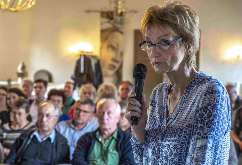 Ursula Rudolph, Projektkoordinatorin für das Festjahr, stellt die Vorhaben zum Thema 1 100 Jahre Krönung Heinrich I. vor.