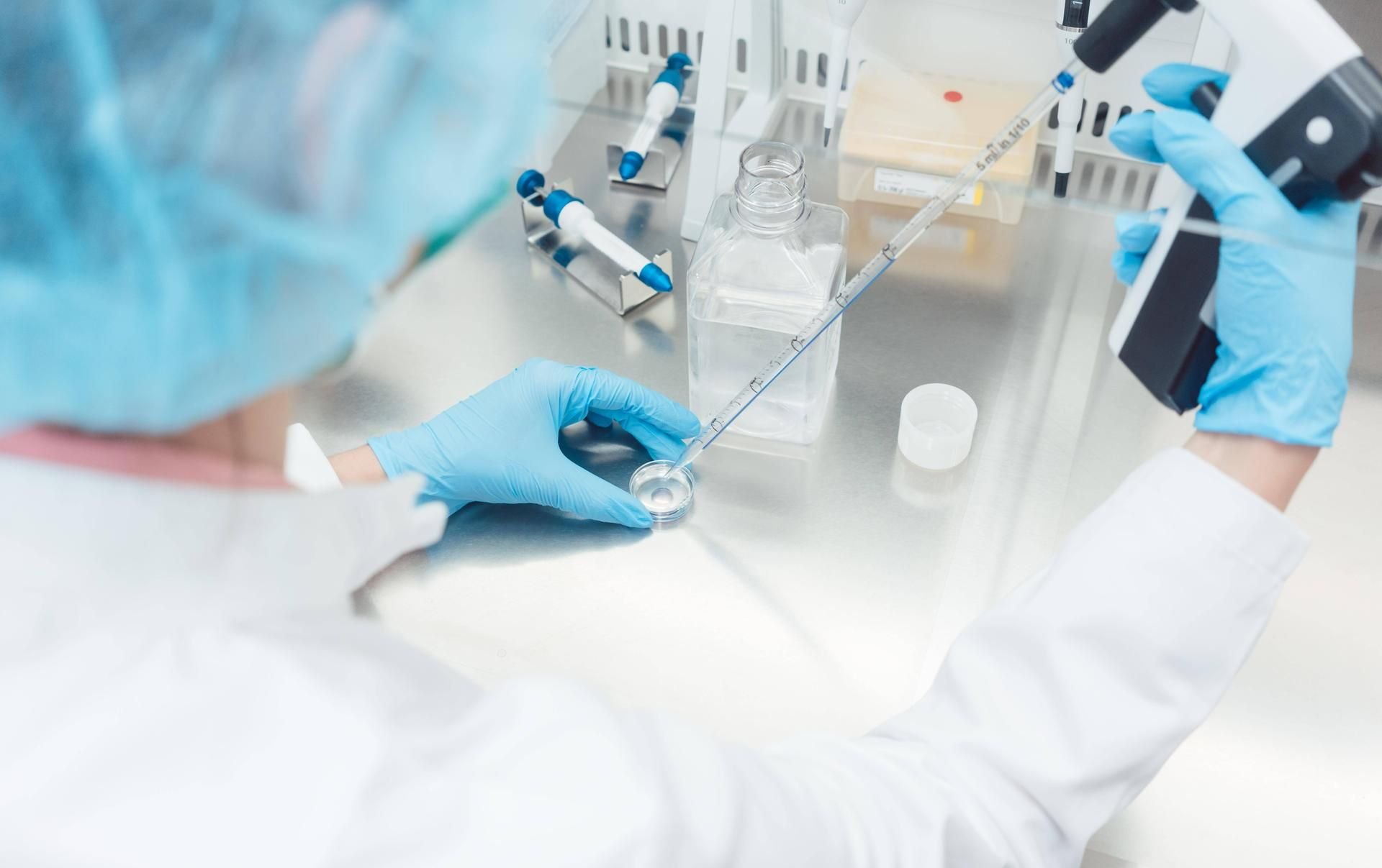 Die Mitarbeiterin eines Labors untersucht eine Lebensmittellprobe.
