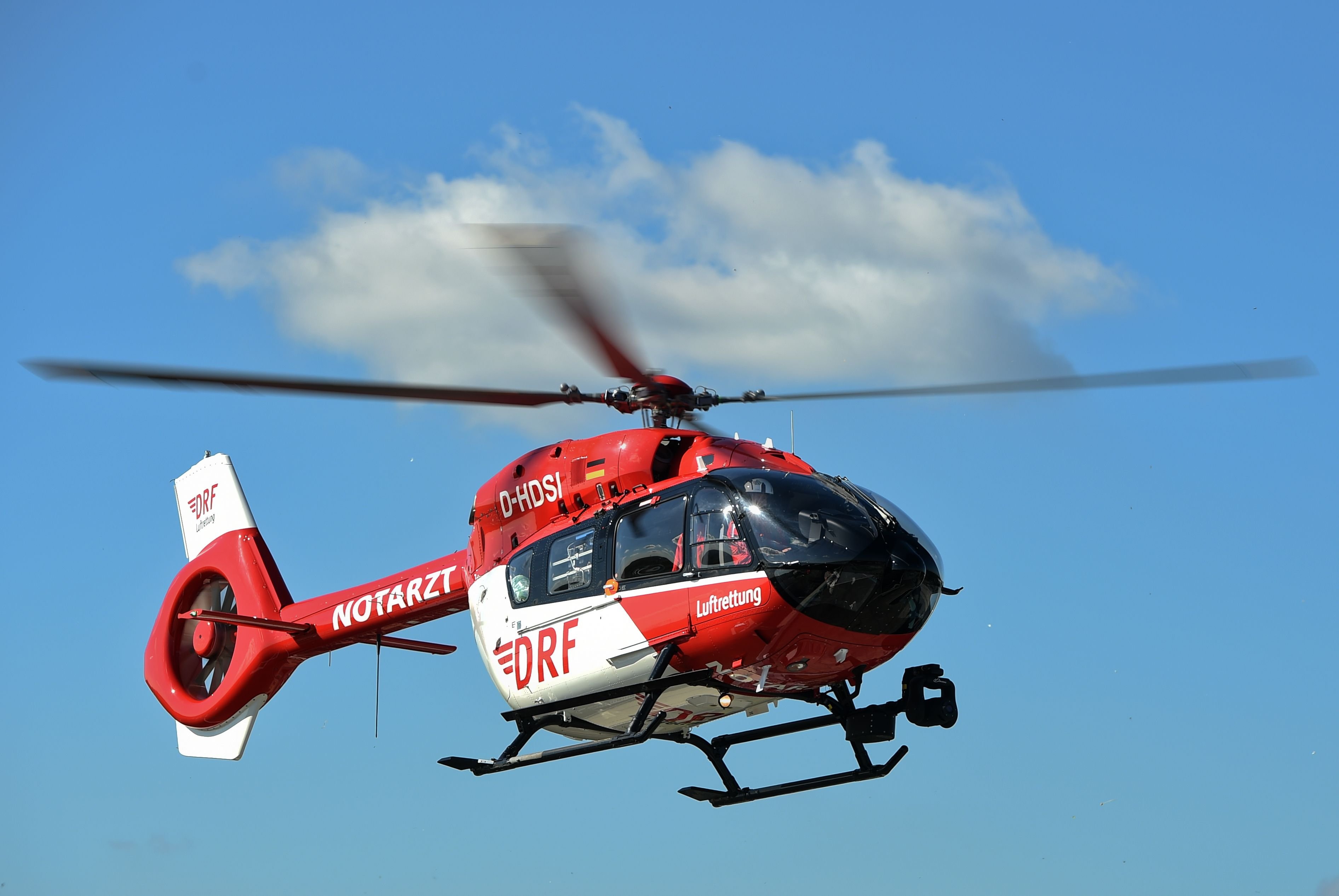 Ein Hubschrauber der DRF Luftrettung im Landeanflug.