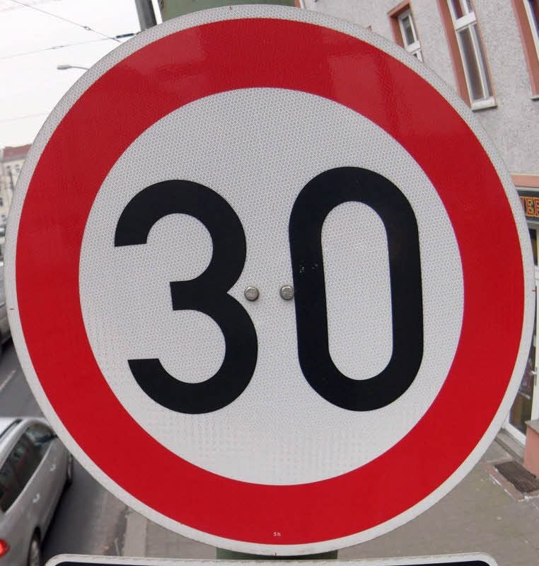 Vor der Friedriken-Grundschule in Ballenstedt (oben) und der Freiligrath-Grundschule Rieder (unten) sind Ampeln installiert. Zusätzlich könnten dort Tempo-30-Zonen eingerichtet werden. Für Rieder liegt ein entsprechender Antrag beim Landkreis vor.