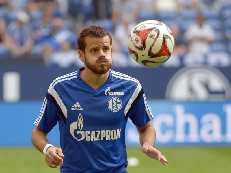 Der damals für Schalke spielende Tranquillo Barnetta wärmt sich vor Spielbeginn auf. Foto: MAtthias Balk/Archivbild