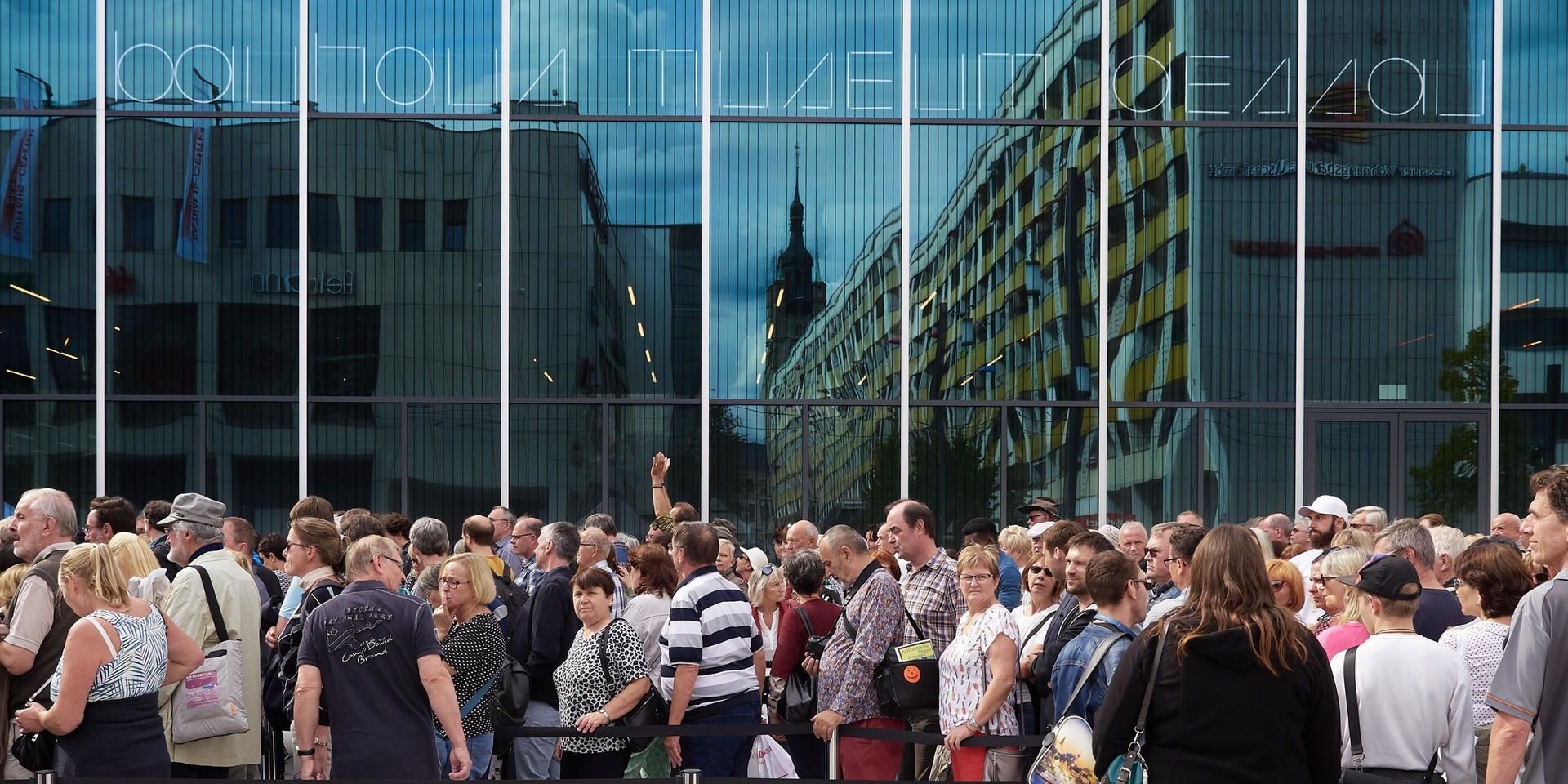 Hunderte Besucher warten vor dem Einlass des neuen Bauhaus Museums in Dessau