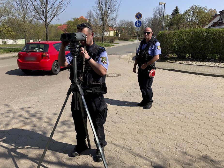 Zwei Polizeibeamte kontrollieren in der Erwin-Baur-Straße in Quedlinburg die Geschwindigkeit.