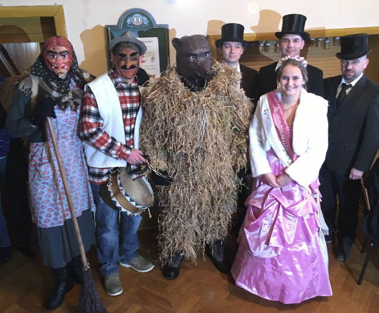 Der Erbsbär aus Friesdorf mit der Sangerhäuser Rosenprinzessin und seinem Gefolge.