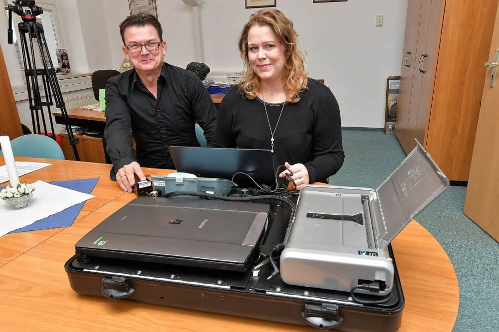 Andreas Mosch und Sabine Scholze warten auf den ersten Einsatz des mobilen Bürgerbüros.