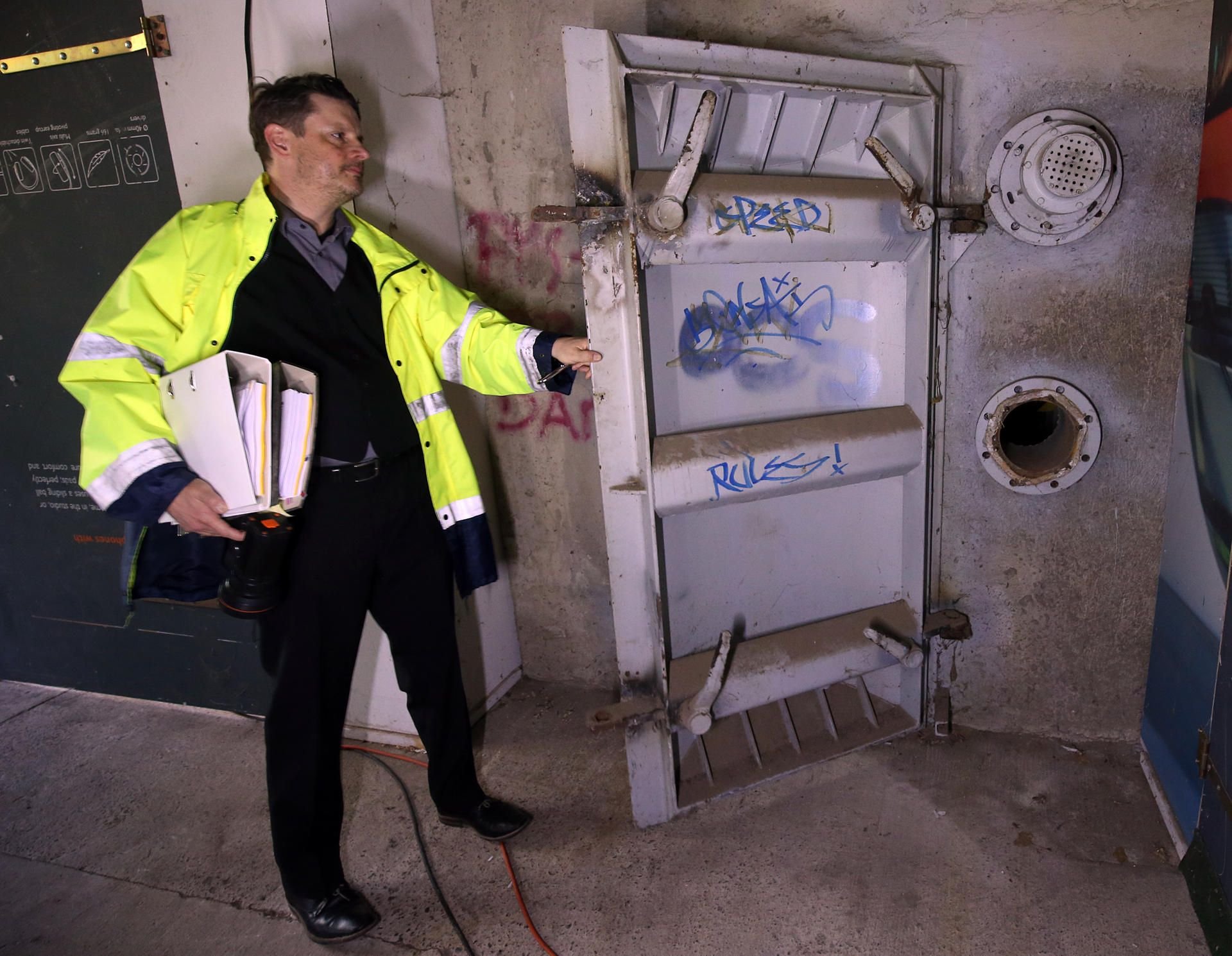 Jörg Diester vom Verein Bunker-Dokumentationsstätten entriegelt die Stahltür eines Bunkers in Gosen bei Berlin.