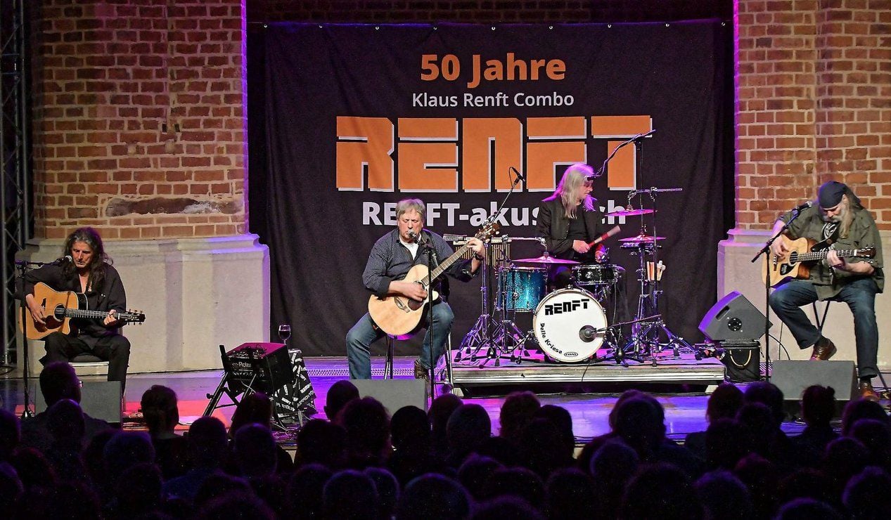 Die Band Renft tritt beim Mansfelder Song und Slam Festival auf Schloss Mansfeld im August auf.
