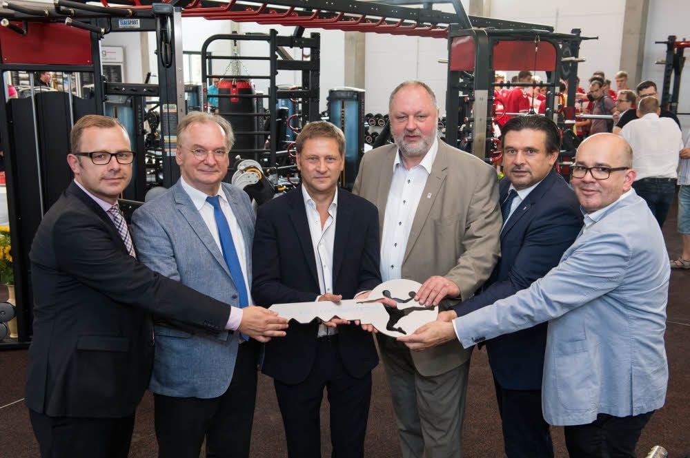 Symbolische Schüsselübergabe mit dem Landtagsabgeordneten Daniel Sturm (v.l.), Ministerpräsident Reiner Haseloff, Bauplaner Henrik Schumann, DHB-Präsident Andreas Michelmann, Naumburgs OB-Vize Armin Müller und Oliver Kahn, Geschäftsführer des Jugend- und Sporthotels „Euroville“.