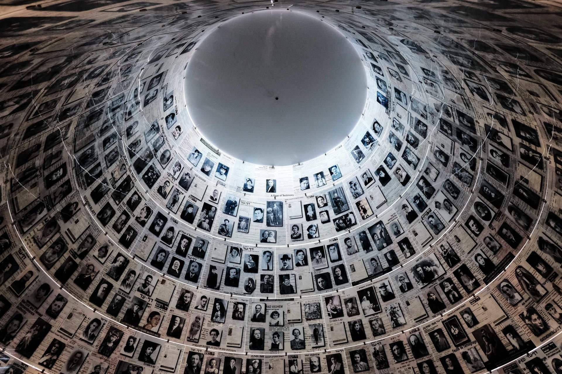 Auch der Holocaust-Gedenkstätte Yad Vashem in Jerusalem gegenüber soll die Bloggern falsche angaben über ihre Abstammung gemacht haben.