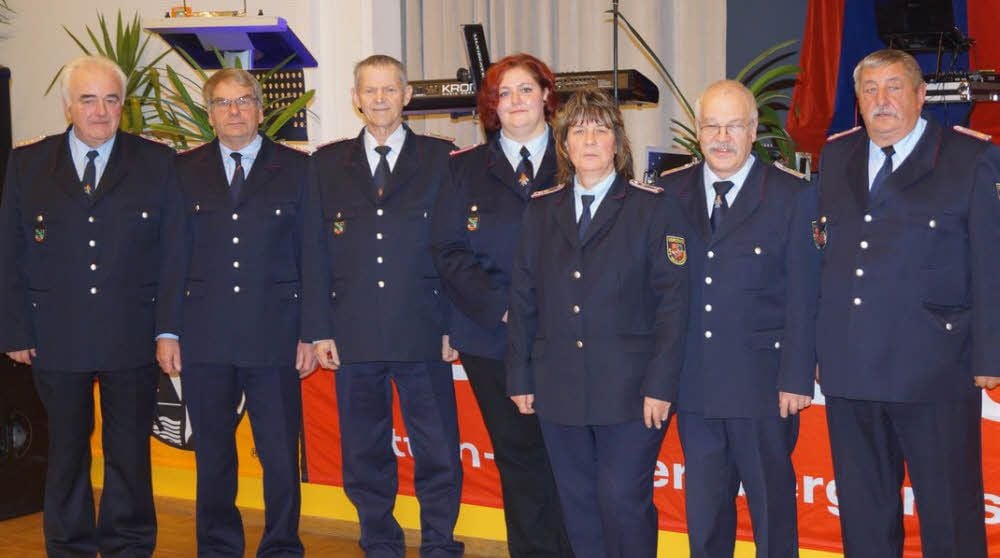 Der Vorstand des Kreisfeuerwehrverbandes ( von links.): Roland Rasehorn, Uwe Ballerstedt, Willy Biermann, Stefanie Kröger, Roswitha Salm, Lothar Meyer und Hans-Jürgen Lärz.