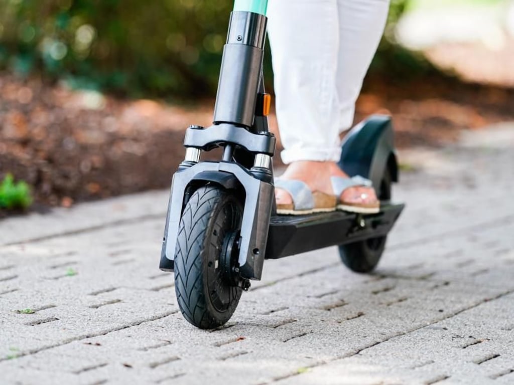 Ein 21-Jähriger fuhr in der Nacht mit einem E-Roller, dessen VErsicherungskennzeichen bereits abgelaufen war. Seit dem 1. März gelten die blauen Kennzeichen.