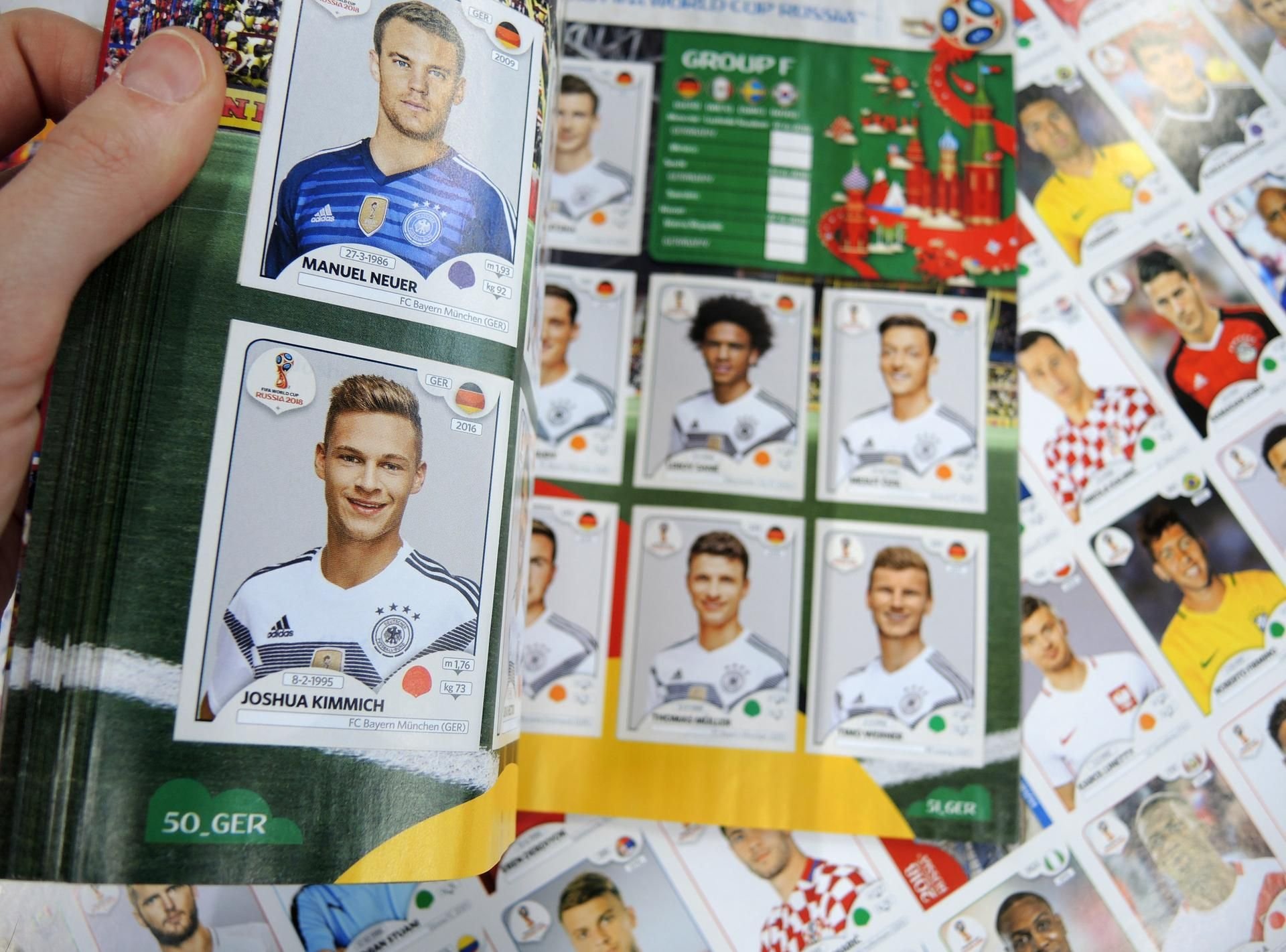 Sammel-Fieber: Fans investieren in das Panini-Album ein Vielfaches der Summe, die sie für ein vergleichbares Buch mit Spielerfotos ausgeben würden.