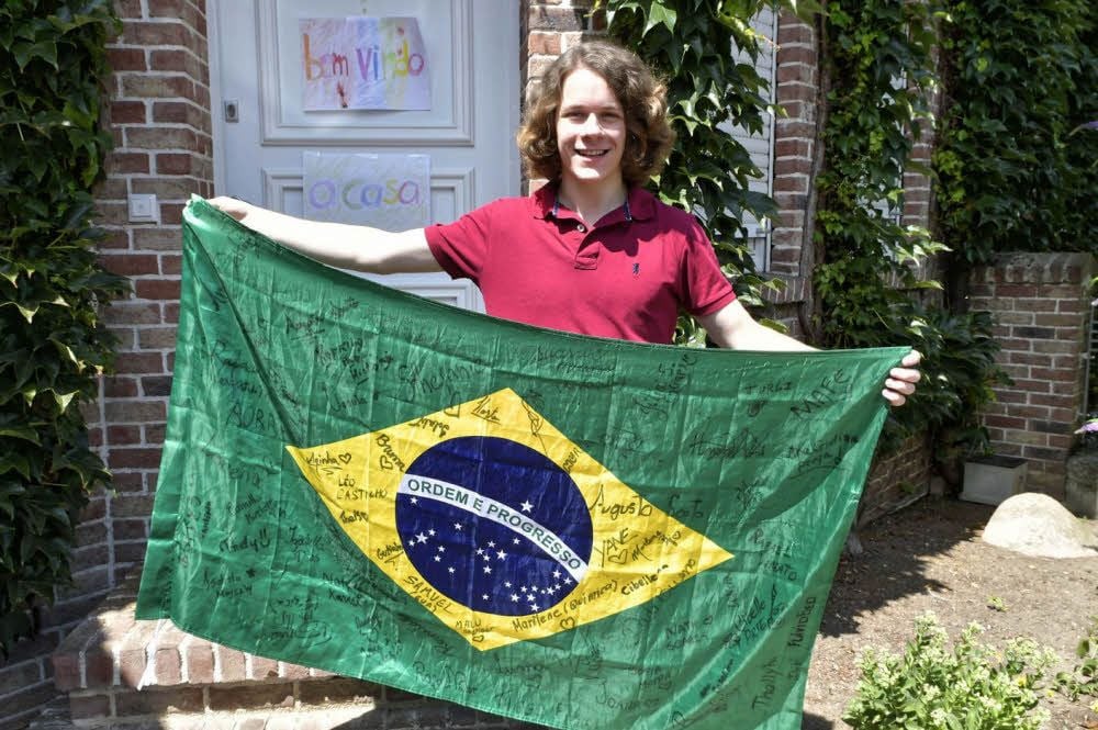 Benjamin Killyen mit der brasilianischen Flagge vor seiner Haustür.