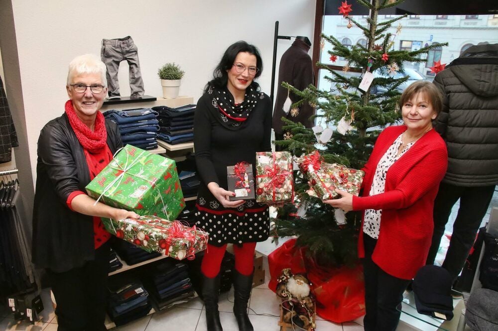 Doris Schröter, Susanne Schwarzer und Ines Rheinländer (v.l.) haben schon jede Menge Päckchen bekommen.
