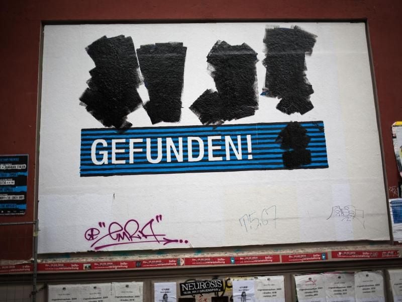 Die Polizei hat Bilder von vier enttarnten verdeckten Ermittlern übermalt. Foto: Christian Charisius