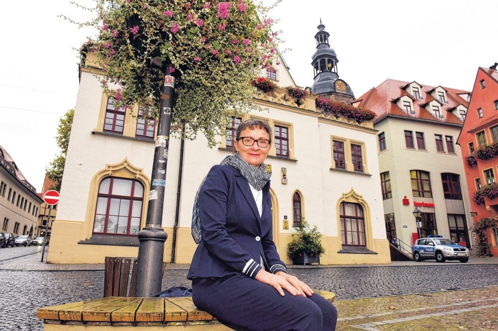 Kathrin Gantz vor dem Eisleber Rathaus. Die 51-Jährige arbeitet seit 1987 bei der Stadtverwaltung.