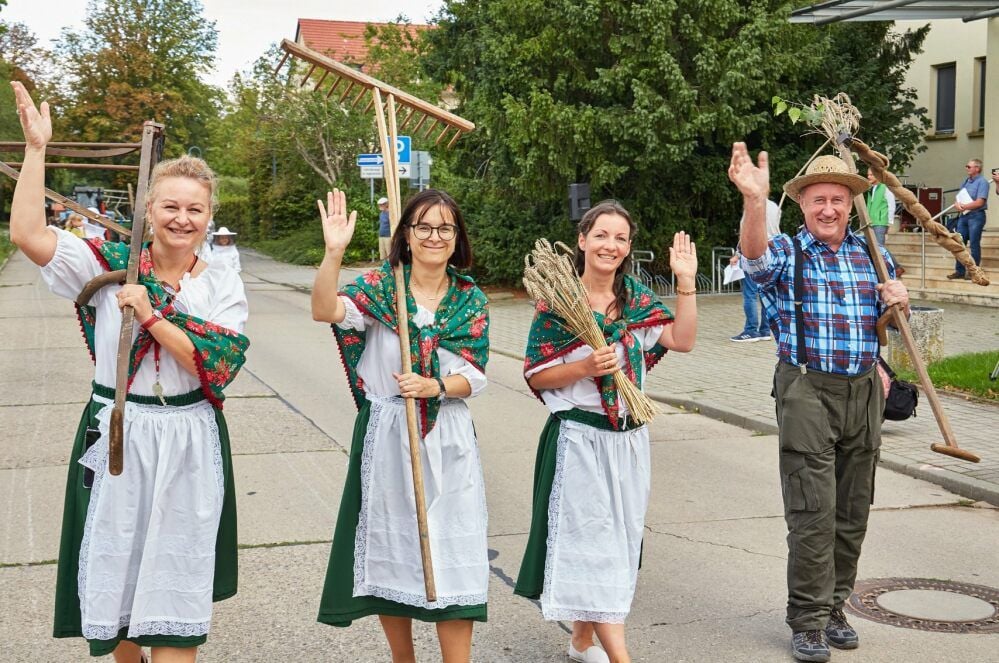 Mitarbeiterinnen der Hochschule Anhalt und Roland Uebrig liefen für den Videodreh mit.