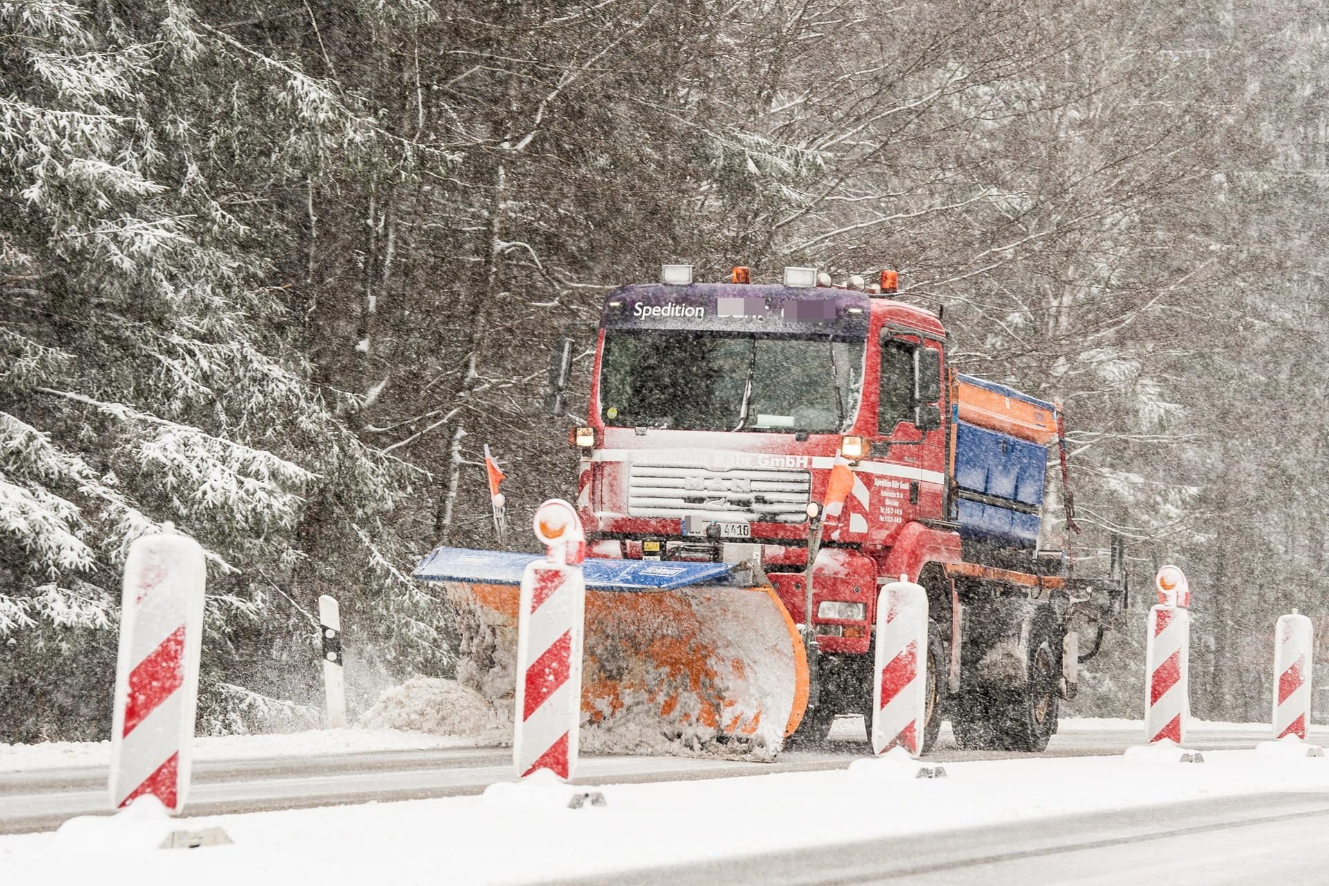 Ein Räumfahrzeug kehrt und streut die Bundesstraße 27 bei Braunlage im Oberharz.
