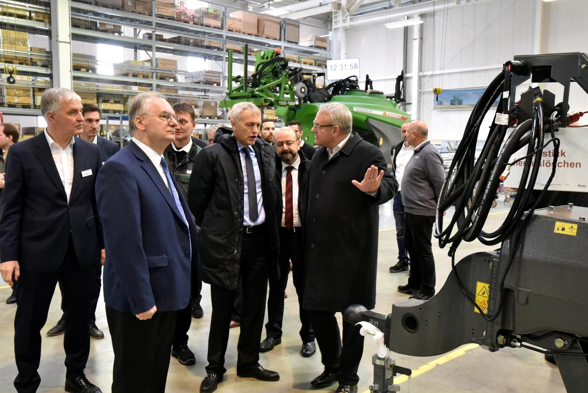 Ministerpräsident Reiner Haselhoff besuchte am Dienstag den Betrieb AGCO Fendt in Hohenmölsen.