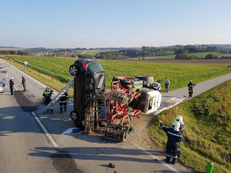 Spektakulärer Unfall in Schwarzenau: Ein Auto wurde senkrecht aufgespießt.