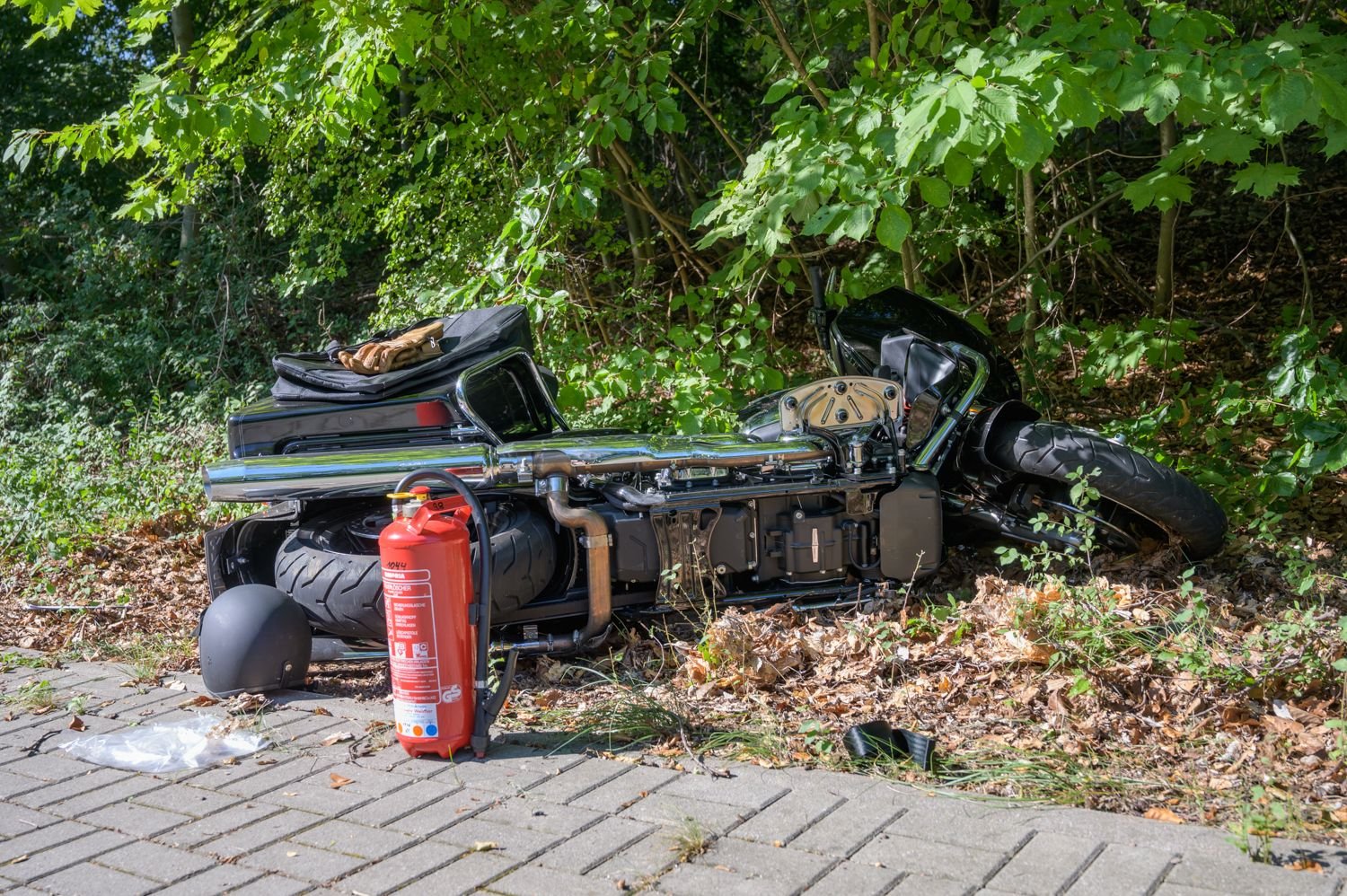 Das beschädigte Motorrad von Horwitz liegt am Straßenrand.