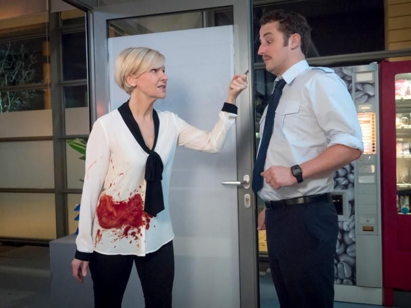 Dr. Kathrin Globisch (Andrea Kathrin Loewig kommt blutverschmiert in die Sachsenklinik und trifft auf Tom Fichte (Bastian Reiber. Foto: MDR