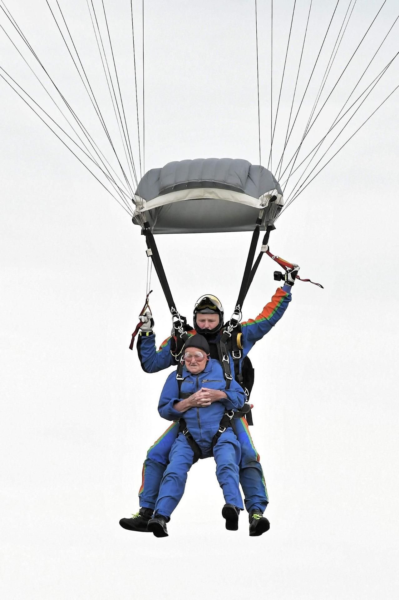 Aus 3.000 Meter Höhe ist Rudolf Brandenburgermit seinem Tandem-Master Stephan Schauer gesprungen.