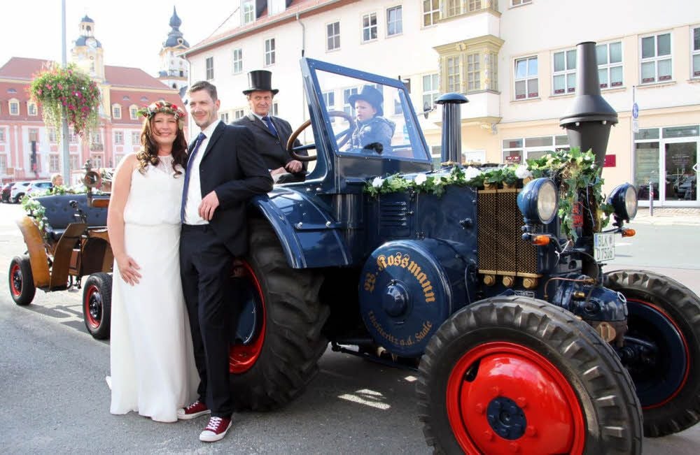 Jane und Dirk Vogel kutschierten mit einem Lanz von Weißenfels zur Feier nach Uichteritz.