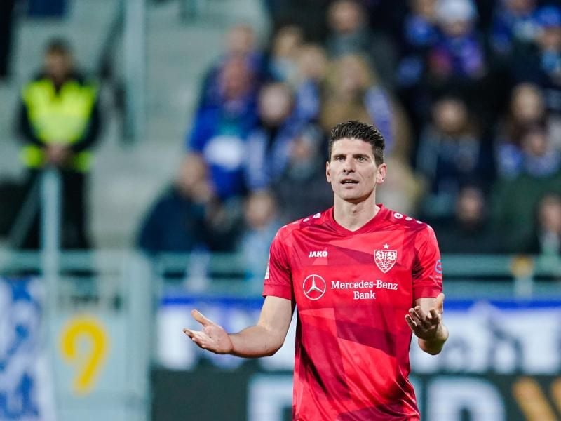 Hält sich mit konkreten Aussagen zu seinem Karriereende zurück: Mario Gomez. Foto: Uwe Anspach/dpa