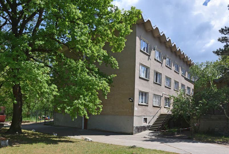 Auch die Flüchtlingsunterkünft in Marke soll geschlossen werden. Die Flüchtlingszahlen sind gesunken, die bestehenden Verträge laufen aus. Der Landkreis Anhalt-Bitterfeld will die Menschen aus dem Ausland vorrangig nur noch in Wohnungen unterbringen.
